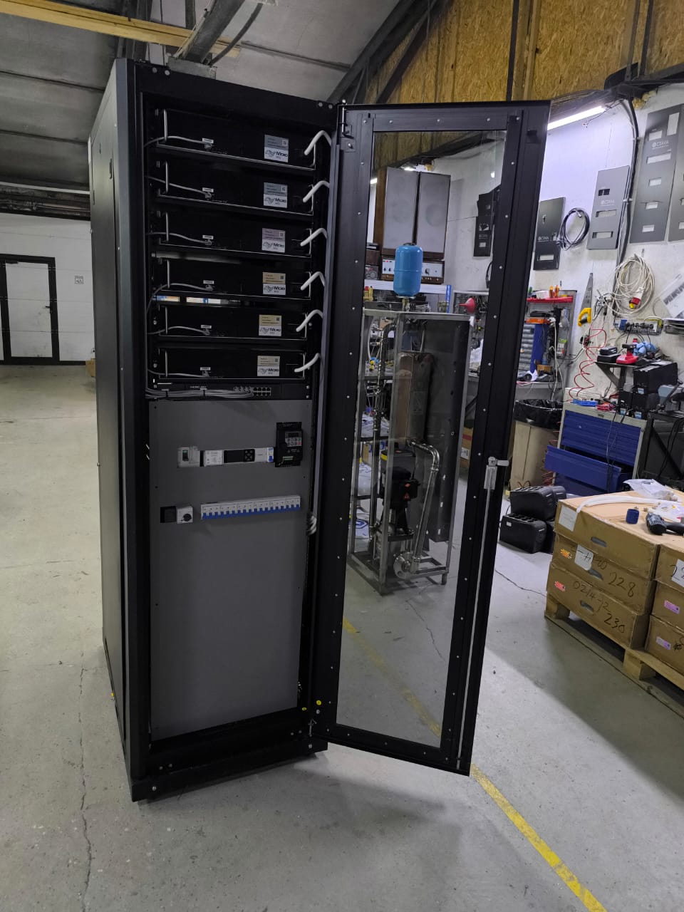 OCTAVA HYDRO U6 - Система охлаждения Whatsminer M63 (Андерсон P13 - 12 шт, Без контроля, Датчик давления, Частотный преобразователь, 1 Теплообменник до 75кВт)